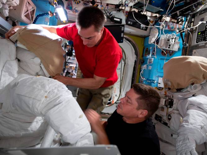 Twee astronauten van ruimtestation ISS ronden alle taken tijdens ruimtewandeling keurig af