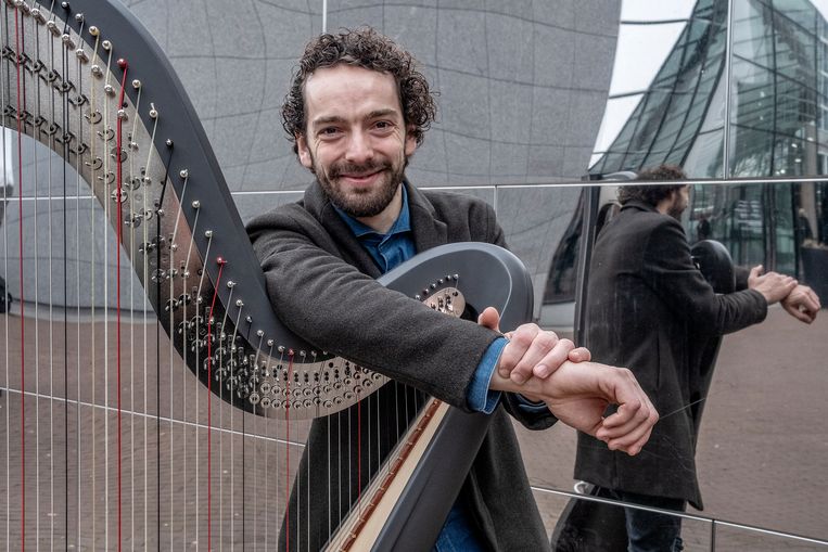 Remy van Kesteren met zijn voor hem gemaakte harp. Beeld Patrick Post