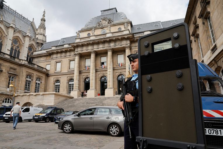 De zwaar beveiligde rechtszaal op het Île de la Cité in Parijs.  Beeld REUTERS