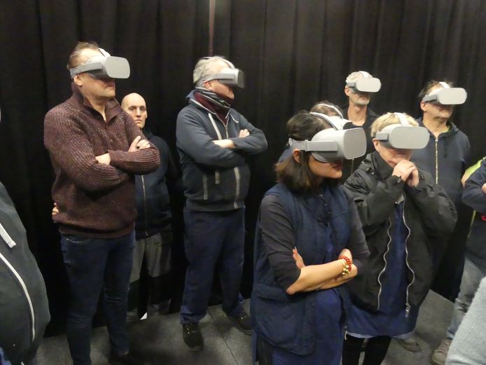 De medewerkers van De Zonnehoeve kregen allemaal een VR-bril.