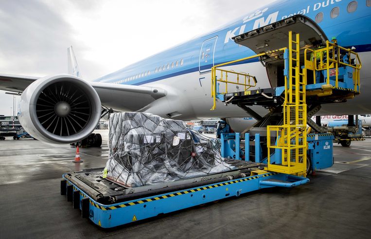 Een toestel wordt op Schiphol geladen met coronavaccins voor Aruba en Bonaire.  Beeld ANP