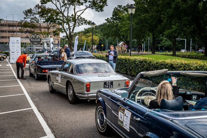 De editie 2021 van de  Waalre Classic Car Rally startte bij Hotel Eindhoven.