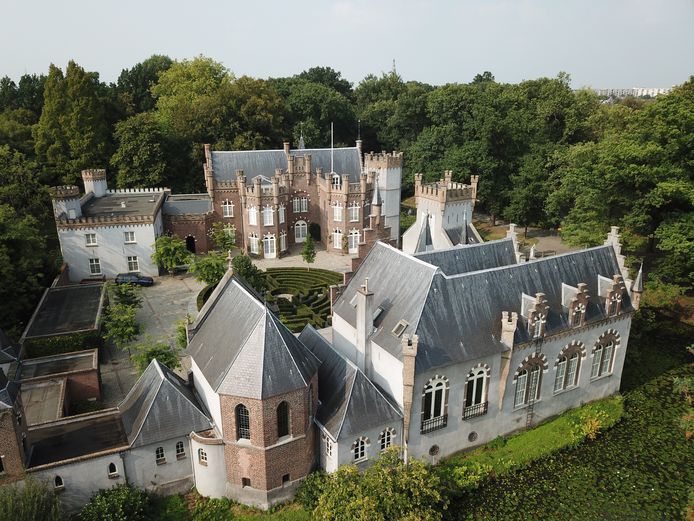 Kasteel Stapelen en een stukje van het landgoed van boven gezien.