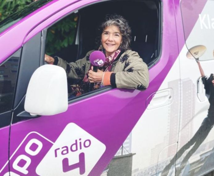 Dieuwertje Blok tijdens een ronde met de stembus in 2020