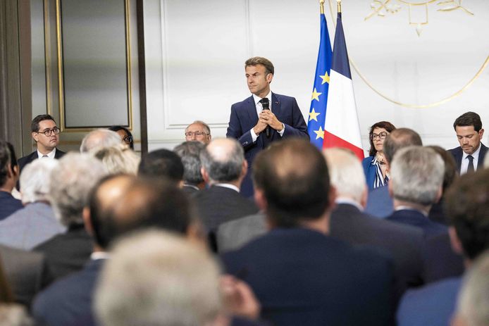 Macron tijdens de bijeenkomst met de burgemeesters.