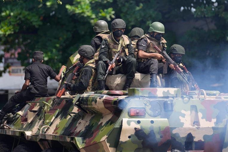 Sri Lankaanse militairen patrouilleren in de straten van Colombo, waar een uitgaansverbod geldt. Beeld AP