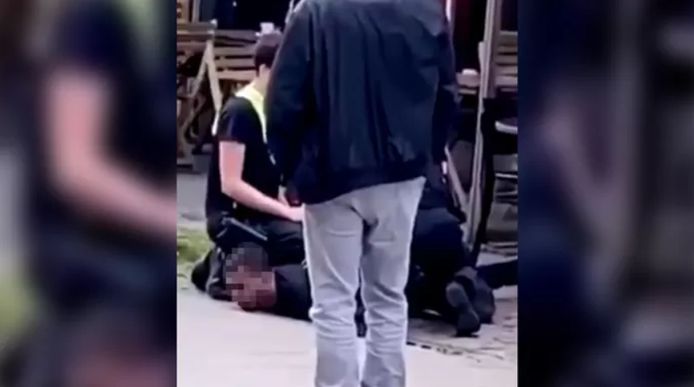 L'homme âgé de 29 ans, un résident de Molenbeek-Saint-Jean, est décédé dimanche, après avoir été arrêté par la police. Lors de son interpellation, il a fait un arrêt cardiaque. Il est décédé un peu plus tard à l'hôpital, selon la police locale.