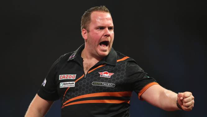 Dirk van Duijvenbode worstelt zich op Masters langs Krzysztof Ratajski en treft Gerwyn Price