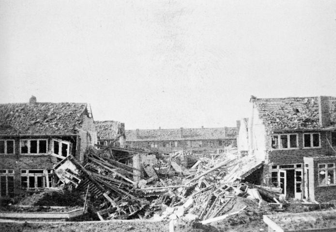 Verwoeste huizen aan de Hazelaarstraat en omgeving in Malburgen West in Arnhem na het Amerikaanse vergissingsbombardement op 22 februari 1944.