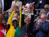 United-spelers geven Erik ten Hag moment met de FA Cup tijdens ceremonie