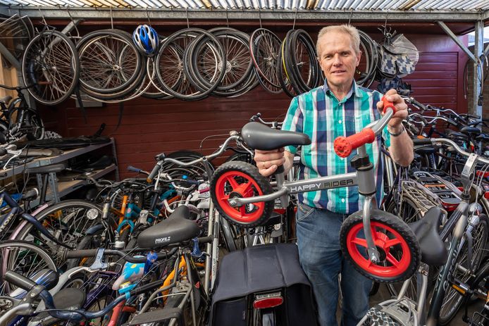 Ruud Houweling helpt ook bij de Fietserieje, waar fietsen voor minima beschikbaar worden gesteld.