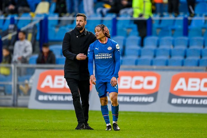 Ruud van Nistelrooij troost Xavi Simons.