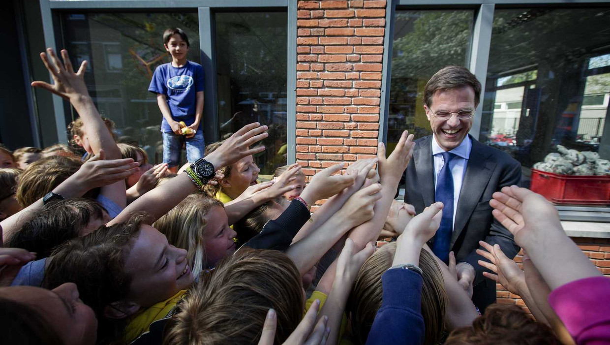 Premier Rutte wordt begroet door scholieren na het uitbrengen van zijn stem voor de Europese verkiezingen. Beeld anp