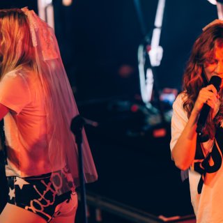 31 songs, waarvan ruim de helft hitwaardig: Froukje en S10 vieren hun vriendschap in de AB ★★★★☆