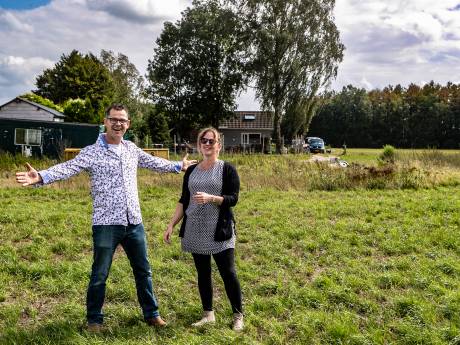 Boeren Sanne en Christian bouwen hun eigen boerderij Heerlijkheid tegen Deventer stadswijk aan
