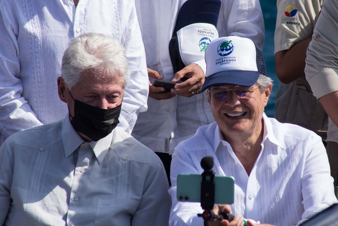 De Ecuadoriaanse president Guillermo Lasso (rechts) en de voormalige president van de Verenigde Staten Bill Clinton tijdens de officiële ondertekening van de documenten over de uitbreiding van het beschermde natuurgebied.