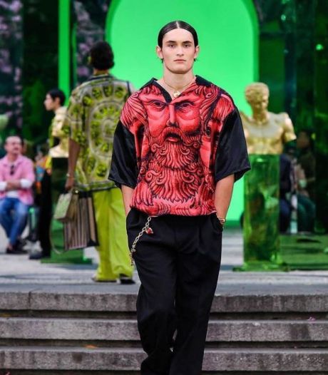Le fils de Carla Bruni fait sensation en défilant pour Versace 