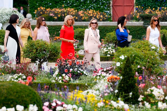 Van links naar rechts: Akie Abe, Malgorzata Tusk, Jenny Morrison, Brigitte Macron, Cecilia Morel, Adele Malpass en Melania Trump in de tuin van Villa Arnaga in het Franse Cambo-les-Bains.