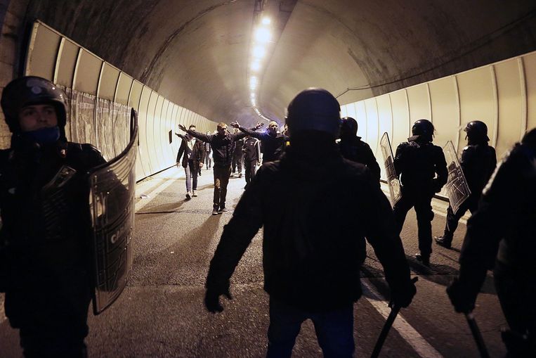 Een confrontatie tussen de politie en Feyenoordsupporters bij het Stadio Olimpico in Rome. Beeld anp