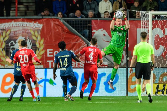 Doelman Lars Unnerstall verwacht zaterdag een vechtwedstrijd tegen Heracles.
