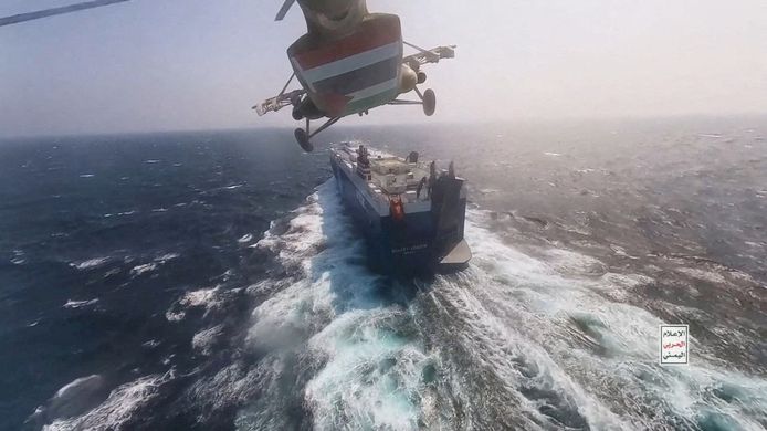 Een helikopter met Houthi-rebellen valt een schip op de Rode Zee aan.