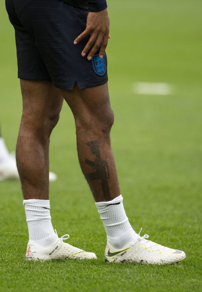 Raheem Sterling, met op zijn been de bewuste tattoo.