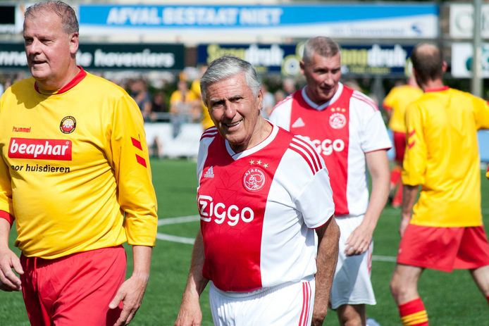 Sjaak Swart (midden) in Raalte in 2019 tijdens een wedstrijd van Lucky Ajax. De oud-spelers van de Amsterdamse club komen op Hemelvaartsdag naar Horssen voor het jubilerende AAC-Olympia.