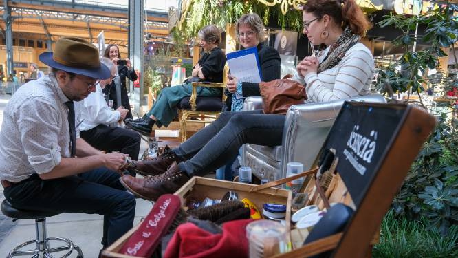 Twaalf deelnemers strijden om Gouden Borstel: wie wordt de beste schoenpoetser van Europa?