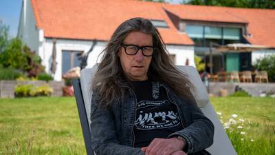 Herman Brusselmans vertelt in ‘Het huis’ over agressieve vader: “Mijn broer en ik sloegen hem in elkaar toen we oud genoeg waren”
