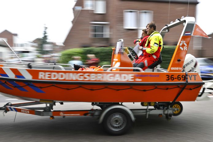 Leden van de reddingsbrigade zijn actief in het gebied nadat een dijk langs het Julianakanaal is doorgebroken. Het water heeft een groot gat geslagen.