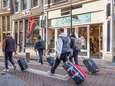 “Stay Away”: Amsterdam is dronken buitenlandse toeristen spuugzat en start opvallende actie om ze weg te houden