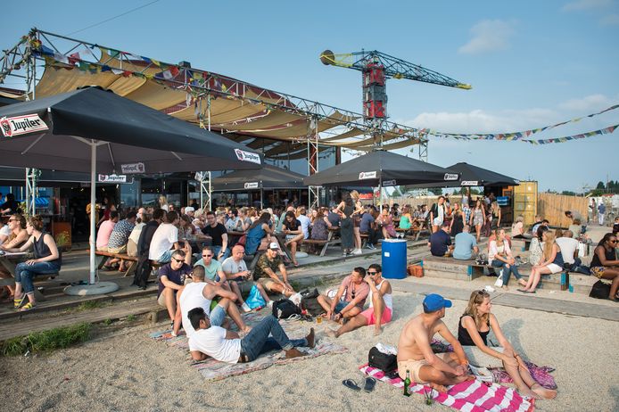 Pllek in Amsterdam is in de zomer een populaire plek om buiten te genieten.