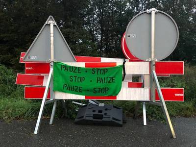 Dranghekken met kettingen aan elkaar: Red Amsterdam Noord houdt werk Noorderpark tegen