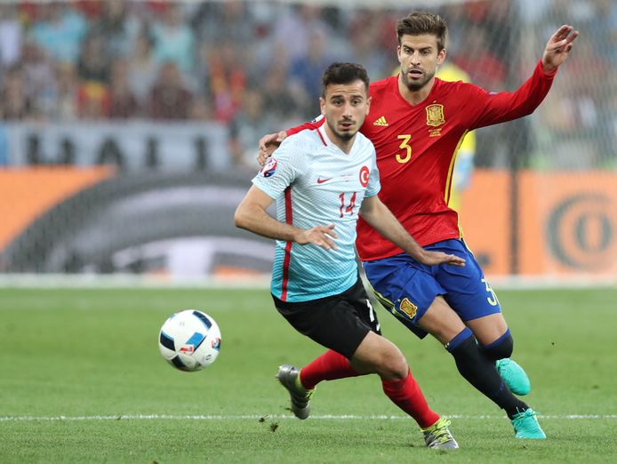 Oguzhan Özyakup in duel met Gerard Piqué tijdens het EK 2016.