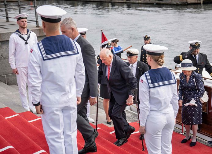 Harald, die per boot naar Kopenhagen kwam, neemt de trappen aan de aanlegsteiger.