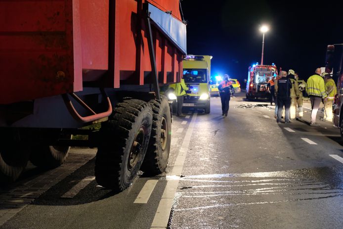 De wagen van het slachtoffer reed in op een tractor met kar die uit een dreef kwam gereden. De bestuurder stierf ter plaatse aan zijn verwondingen.