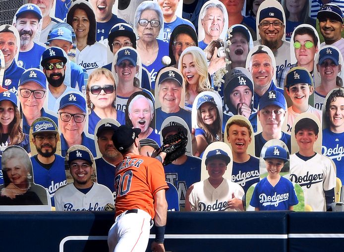 Houston Astros’ Kyle Tucker grijpt mis terwijl de kartonnen fans ‘toekijken’.
