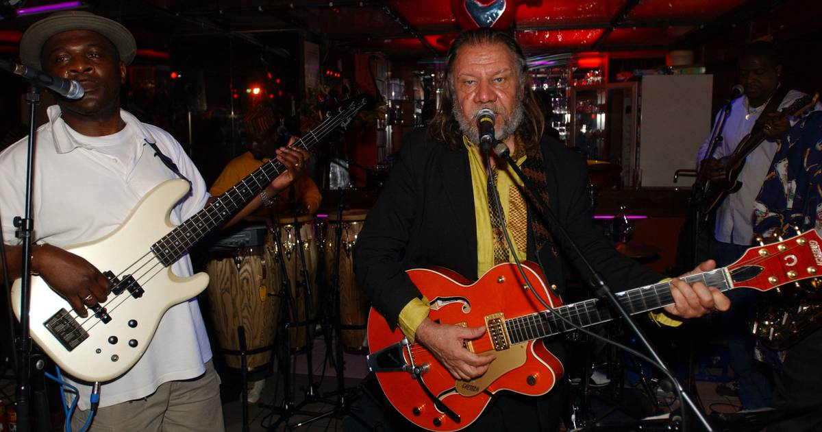 VIDEO Bluesgod Roland Van Campenhout wordt 78 jaar en viert dat met een