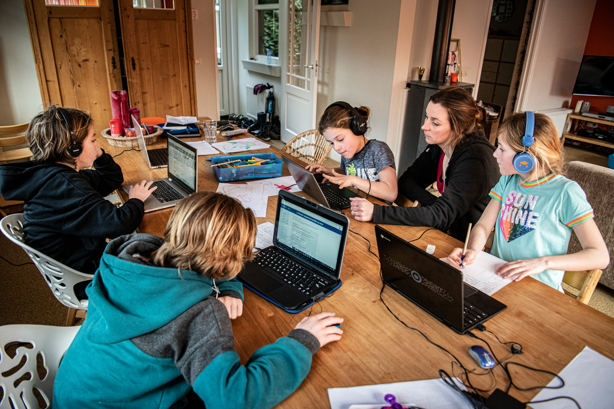 Thuisonderwijs in Nijmegen tijdens de eerste lockdown. Beeld Koen Verheijden