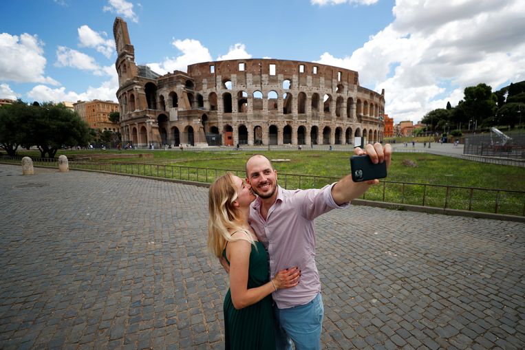 Twee Duitse toeristen nemen een selfie voor het Colosseum in Rome. Beeld REUTERS
