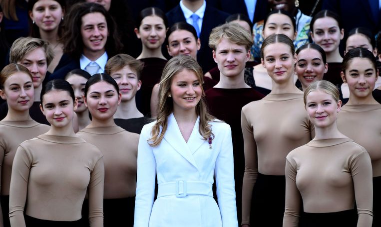 Prinses Elisabeth op de viering van haar 18de verjaardag. binnenkort wordt ze niet door danseressen maar door soldaten omringd.  Beeld Photo News