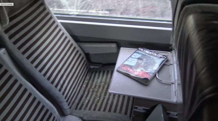 Op de tafeltjes voor de passagiers liggen nog magazines, alsof ze nog maar net vertrokken zijn.