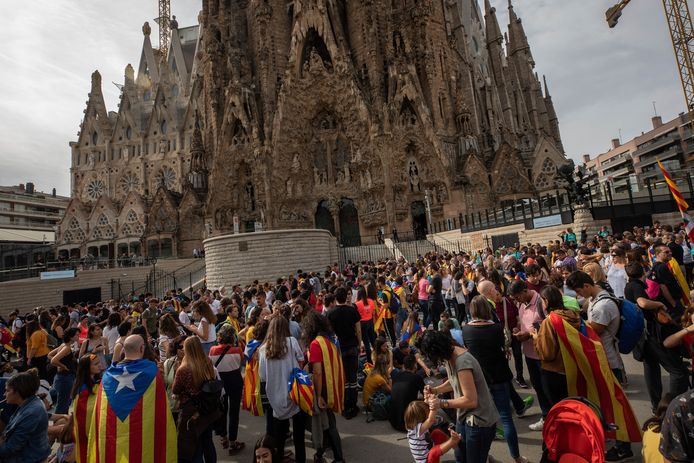 Betogers bij de Sagrada Familia. De beroemde kerk is als gevolg van de vele betogingen in de stad voor het publiek gesloten.