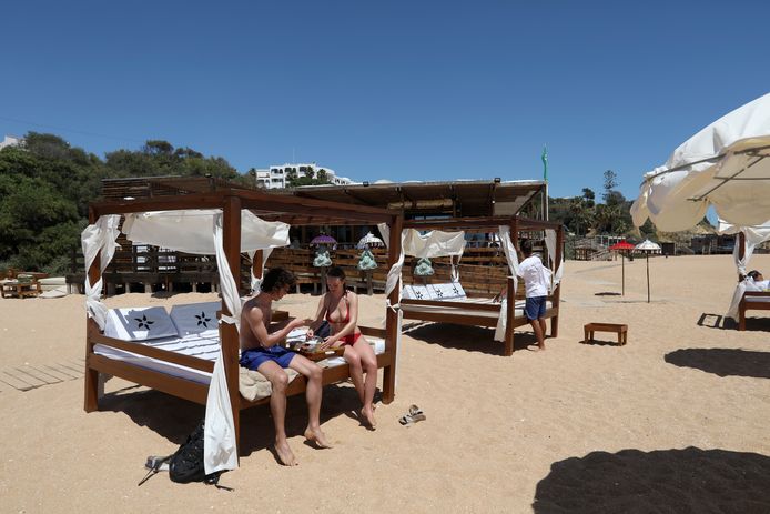 Toeristen op het strand van Albufeira aan de Algarve.