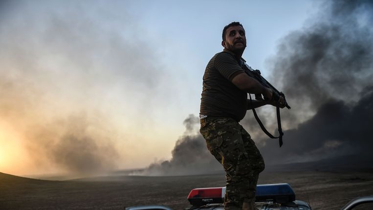 Een Iraakse militair in de buurt van Qayyarah, ongeveer 60 kilometer ten zuiden van Mosul. Beeld afp