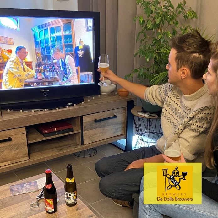 Op het tv-scherm zie je Kris Herteleer van De Dolle Brouwers en biergids Liselot Caura.