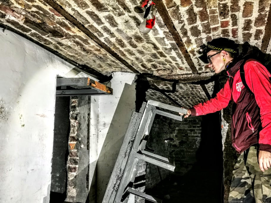 Lolo Urbex devant la lugubre cache dans l'ex-maison de Marc Dutroux à Marcinelle (Charleroi)