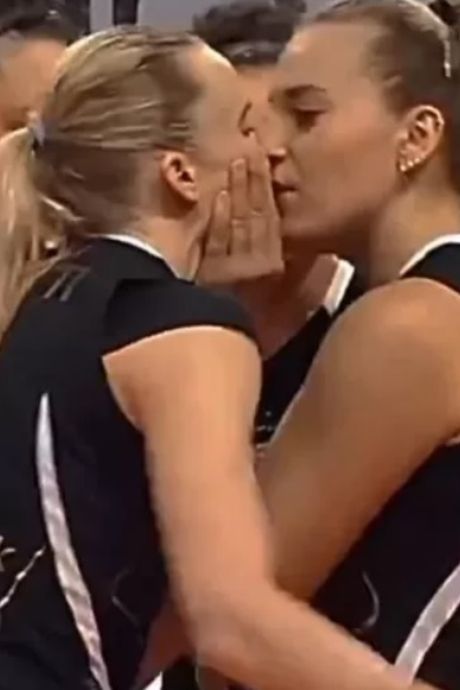 Deux joueuses de volley s’embrassent sur la bouche en plein match et créent la stupéfaction