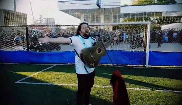 Argentijnse zanger brengt zijn laatste groet aan Maradona.