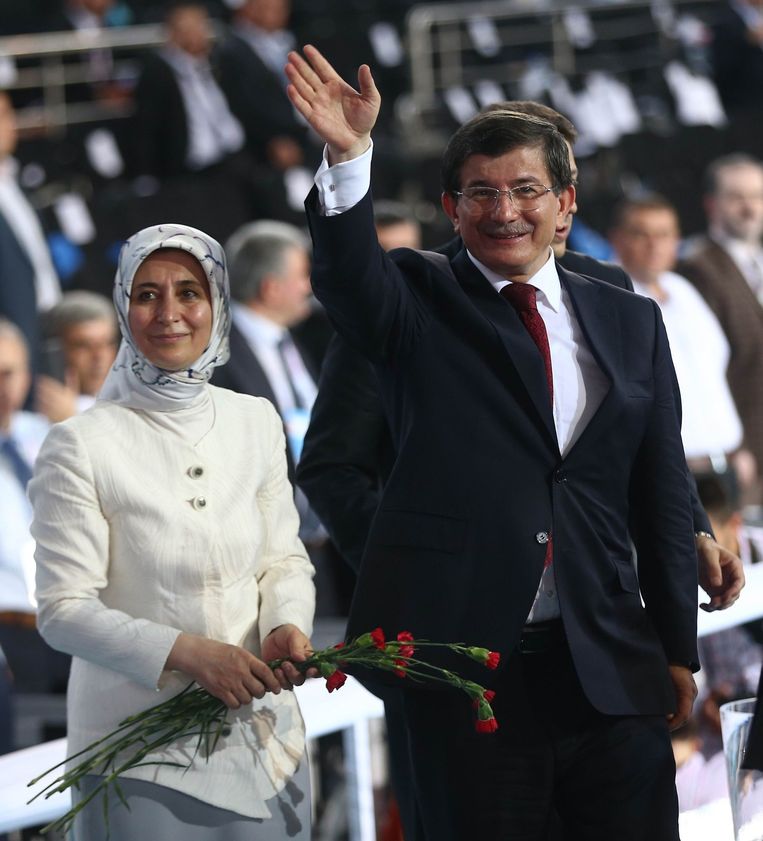 Ahmet Davutoglu met zijn vrouw Sare. Beeld BELGA